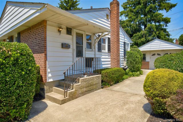 41 Elwood Avenue, Hicksville, NY 11801