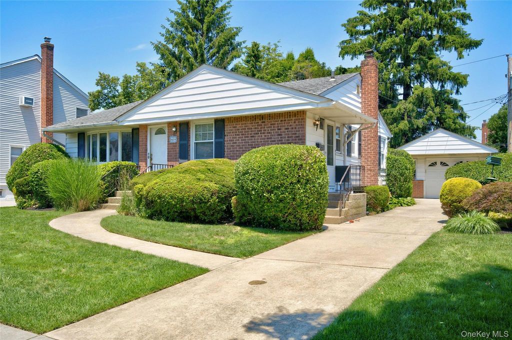 41 Elwood Avenue, Hicksville, NY 11801