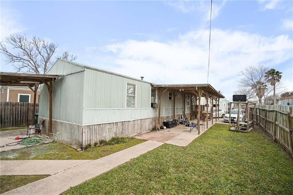 926 Weaver St, Corpus Christi, TX 78418 — exterior