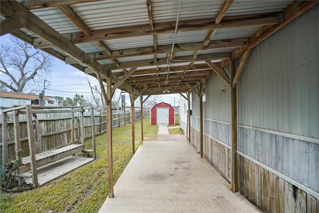 926 Weaver St, Corpus Christi, TX 78418 — photo 2