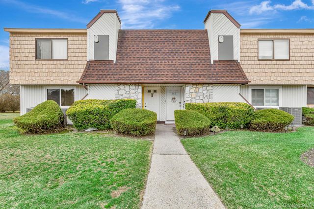 129 Pointe Circle N 129, Coram, NY 11727