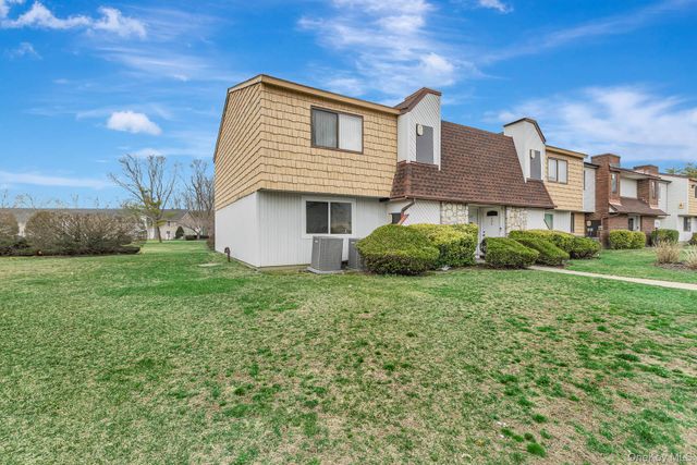129 Pointe Circle N 129, Coram, NY 11727