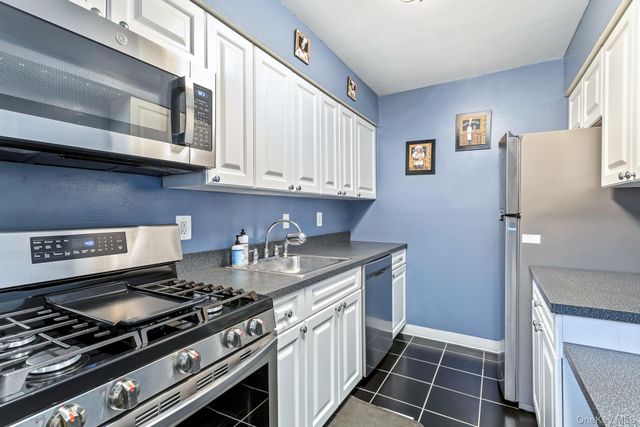 129 Pointe Circle N 129, Coram, NY 11727