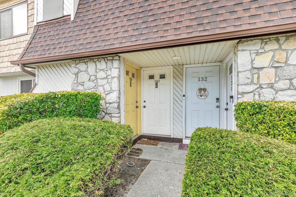 129 Pointe Circle N 129, Coram, NY 11727