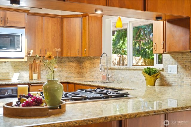 19319 76th Avenue W, Lynnwood, WA 98036