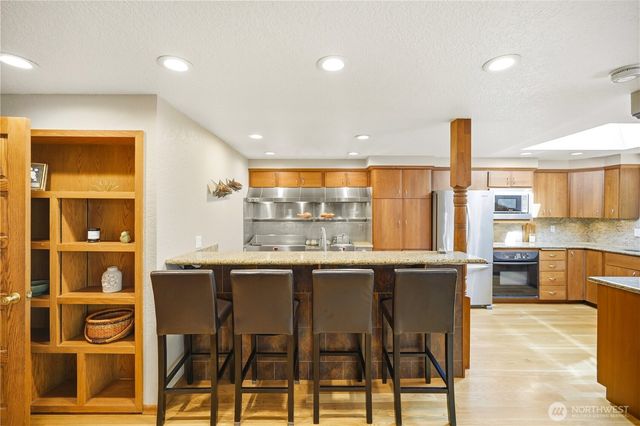 19319 76th Avenue W, Lynnwood, WA 98036