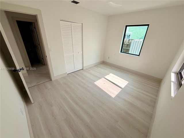 3527 NW 17th St, Miami, FL 33125