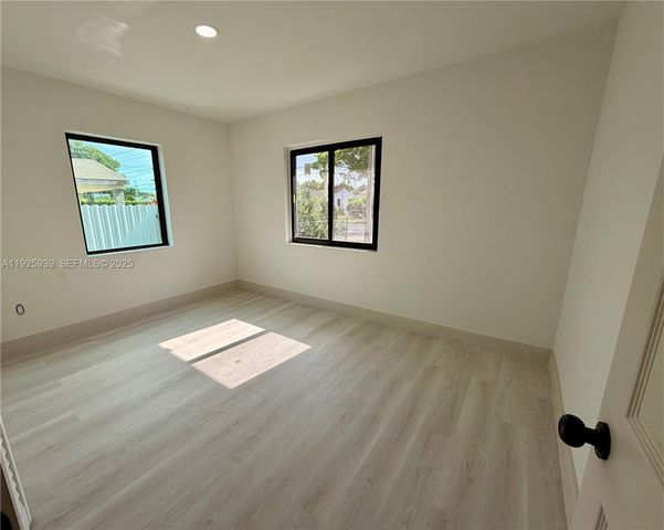 3527 NW 17th St, Miami, FL 33125