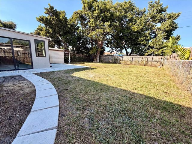 3527 NW 17th St, Miami, FL 33125