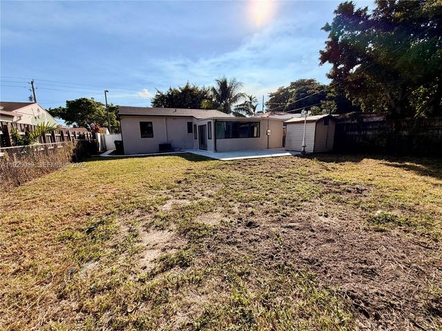 3527 NW 17th St, Miami, FL 33125