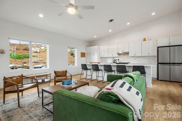 306 Broad Vista Lane, Asheville, NC 28804