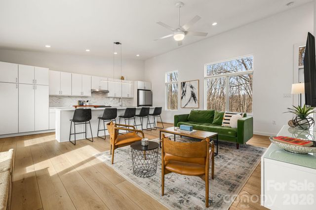 306 Broad Vista Lane, Asheville, NC 28804