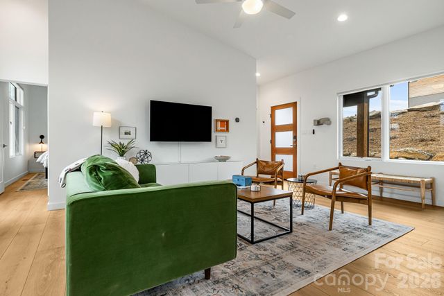 306 Broad Vista Lane, Asheville, NC 28804