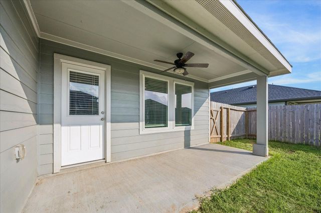 2044 Woodlark Way, Sealy, TX 77474