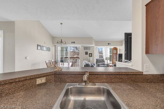 23004 Chandlers Lane 347, Olmsted Falls, OH 44138