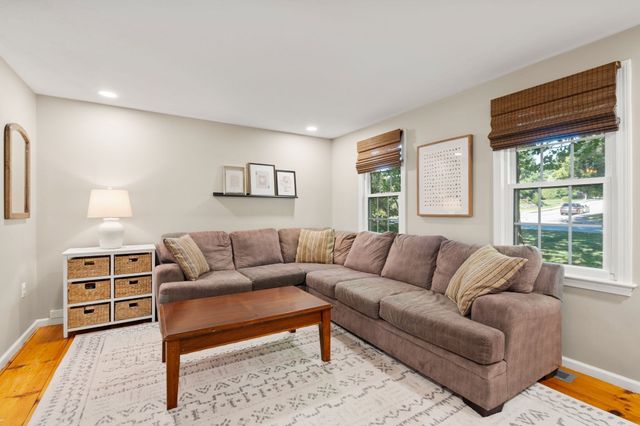 55 Hartford Ave E, Mendon, MA 01756