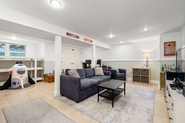 55 Hartford Ave E, Mendon, MA 01756