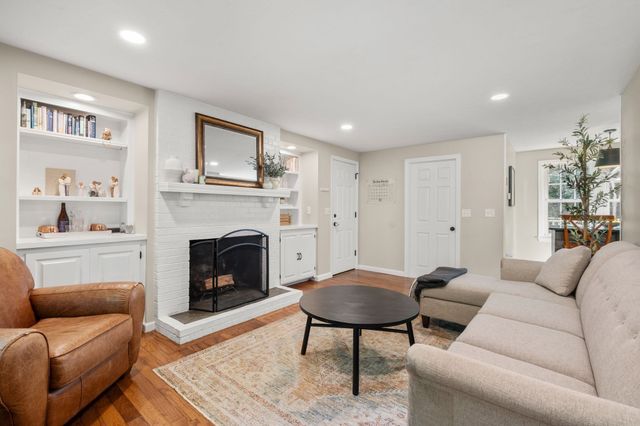 55 Hartford Ave E, Mendon, MA 01756