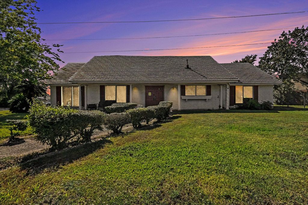 5001 Glenhaven Drive, Baytown, TX 77521