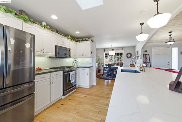 22295 Paseo De Los Portales Rd, Sonora, CA 95370