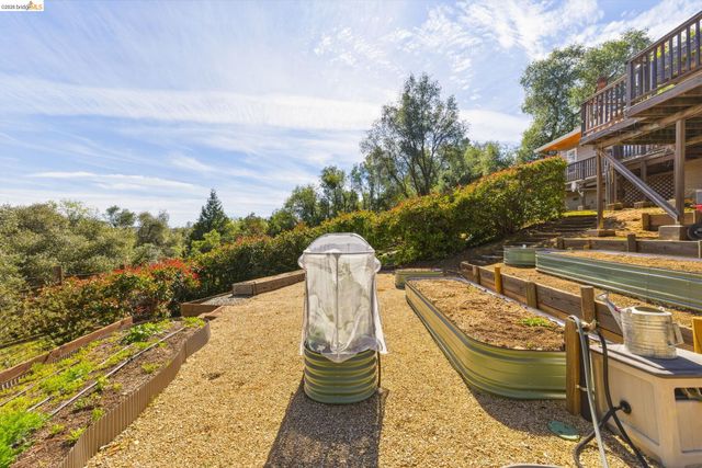 22295 Paseo De Los Portales Rd, Sonora, CA 95370