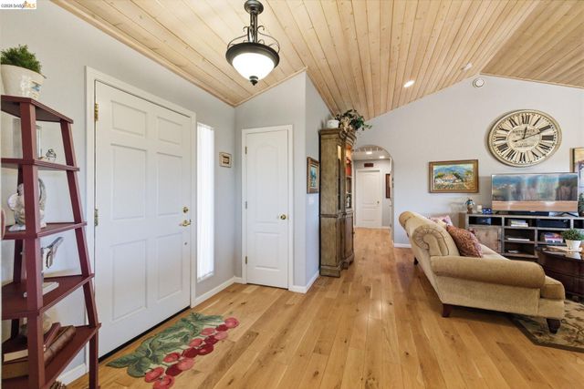 22295 Paseo De Los Portales Rd, Sonora, CA 95370