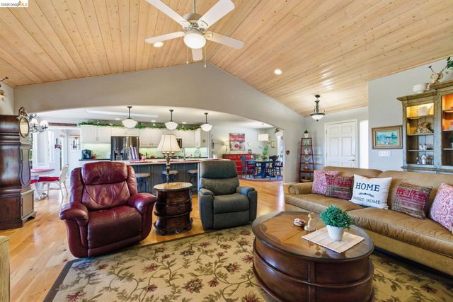 22295 Paseo De Los Portales Rd, Sonora, CA 95370