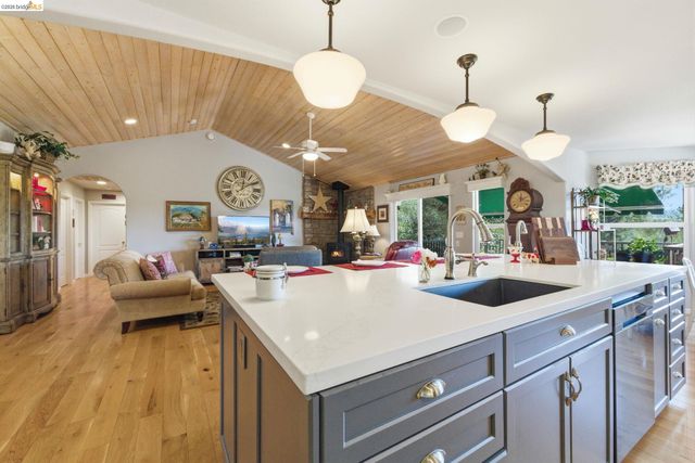 22295 Paseo De Los Portales Rd, Sonora, CA 95370