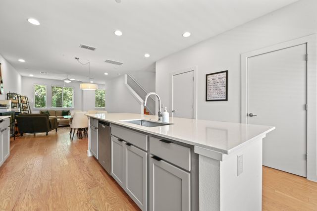 814 N. Bluff DR 93, Austin, TX 78745