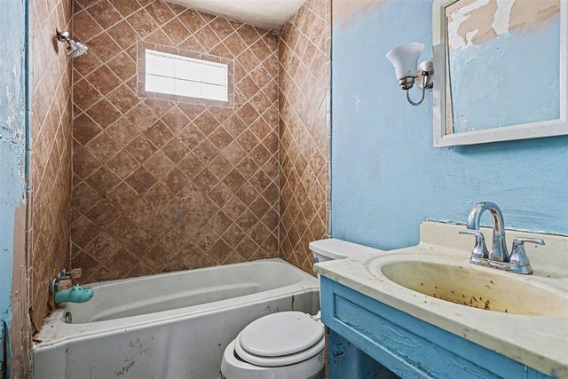 2928 Lafayette Circle, Lansing, MI 48906