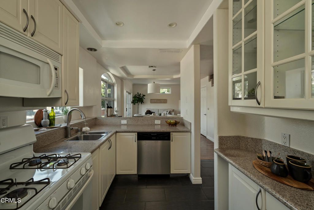 Image 6 of property listing at 4310 Whitsett Avenue 1, Studio City, CA 91604
