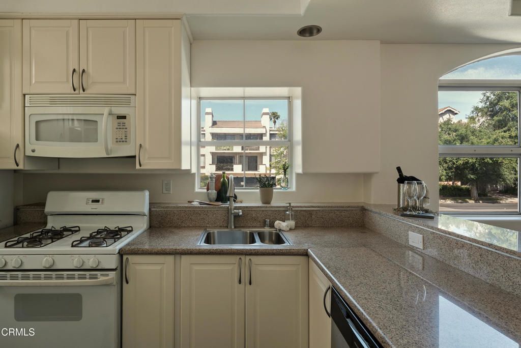 Image 7 of property listing at 4310 Whitsett Avenue 1, Studio City, CA 91604