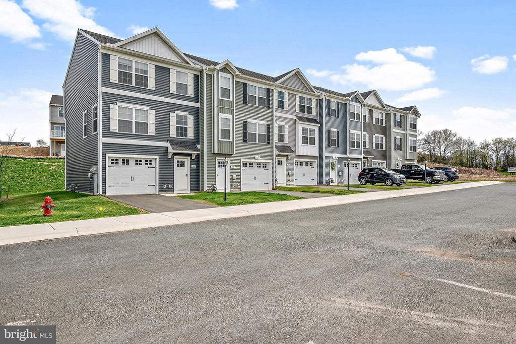 907 SETTING SUN LN, Chambersburg, PA 17201