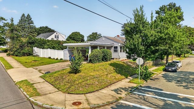 221 Rochambeau St, New Bedford, MA 02745