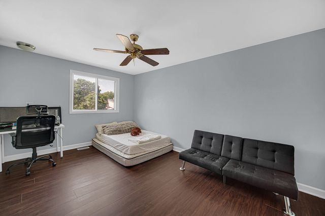 1010 Heathrow Court, Wheaton, IL 60189