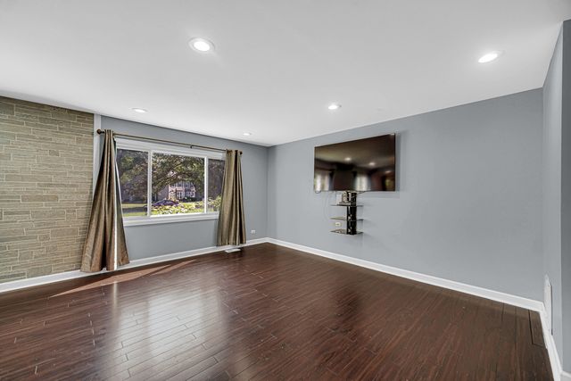 1010 Heathrow Court, Wheaton, IL 60189