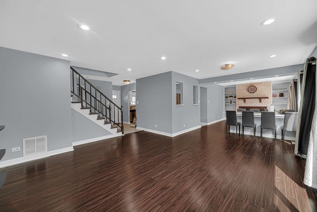 1010 Heathrow Court, Wheaton, IL 60189