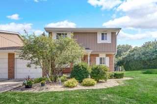 1010 Heathrow Court, Wheaton, IL 60189