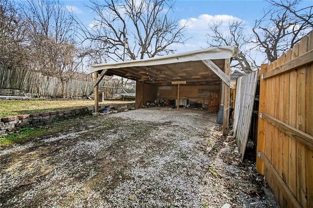 5823 E 10th Street, Kansas City, MO 64126