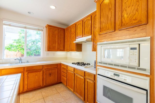 5706 Tres Piezas Dr, Sacramento, CA 95835