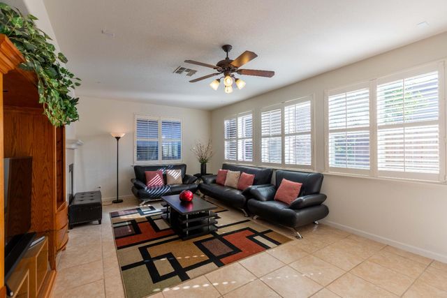 5706 Tres Piezas Dr, Sacramento, CA 95835