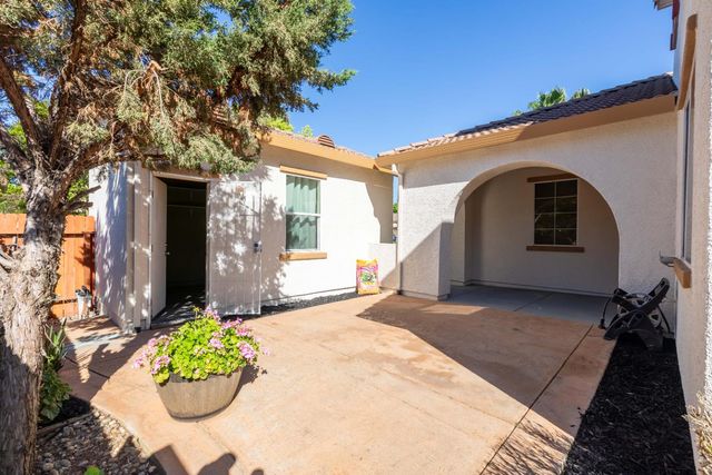 5706 Tres Piezas Dr, Sacramento, CA 95835