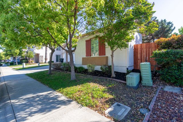 5706 Tres Piezas Dr, Sacramento, CA 95835