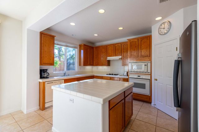 5706 Tres Piezas Dr, Sacramento, CA 95835