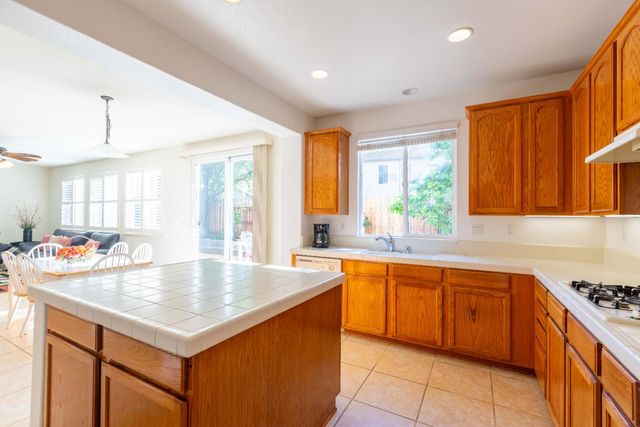 5706 Tres Piezas Dr, Sacramento, CA 95835