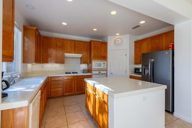 5706 Tres Piezas Dr, Sacramento, CA 95835