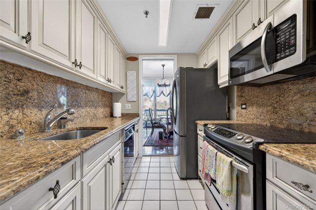 100 Hilton Avenue 304, Garden City, NY 11530
