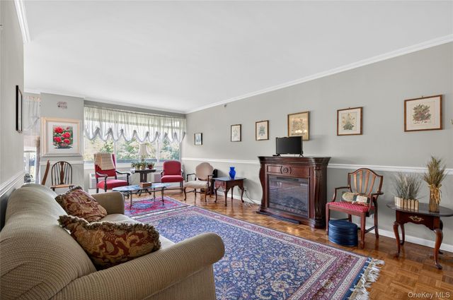 100 Hilton Avenue 304, Garden City, NY 11530