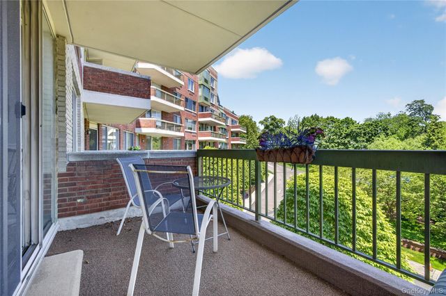 100 Hilton Avenue 304, Garden City, NY 11530