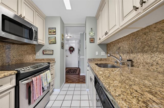 100 Hilton Avenue 304, Garden City, NY 11530